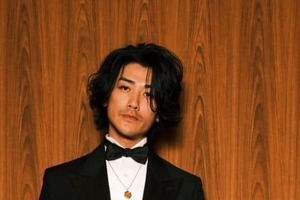 赤西仁、若かりし頃の父を顔出し　「初公開」にファン興奮「最強イケメン遺伝子」「やんちゃ系だけどかっこいい」