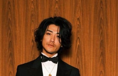 赤西仁、若かりし頃の父を顔出し　「初公開」にファン興奮「最強イケメン遺伝子」「やんちゃ系だけどかっこいい」