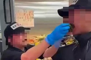 辛い食材を無理に食べさせる動画、パワハラではと炎上　謝罪した札幌の水産業者に真相を聞いた