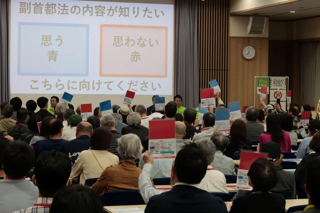 「副首都法案」について会場でアンケートも（5月7日、大阪市都島区）
