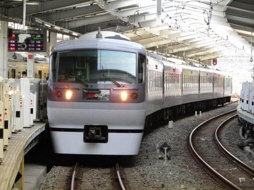 2027年春に引退予定の特急「小江戸」（ニューレッドアロー）
