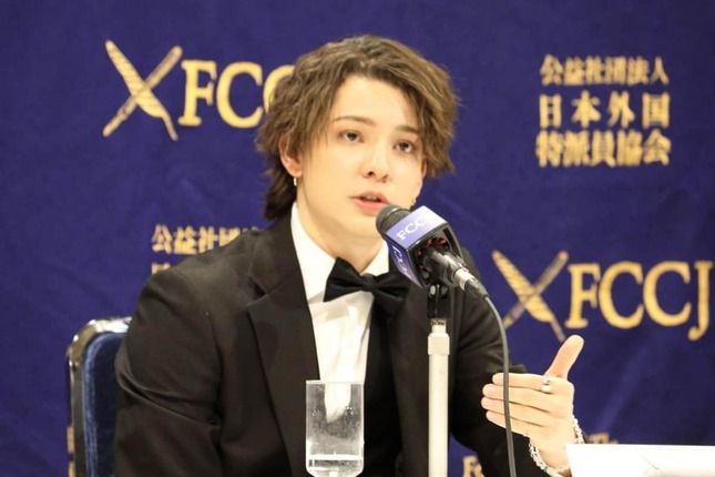 日本外国特派員協会で記者会見するカウアン・オカモトさん（2023年撮影）。性加害を「実名、顔出し」の記者会見で訴えた初めてのケースだ
