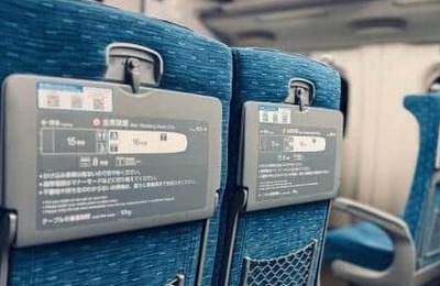 新幹線で「最悪の座席」隣が大股広げてこちらに侵食　疲労と苦痛の移動...「席を変えて」と車掌に訴え