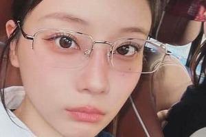 重盛さと美「髪の毛切りましたっ」＆へそ出しコーデで衝撃的かわいさ　「もう全部が可愛すぎる」「たまらん」