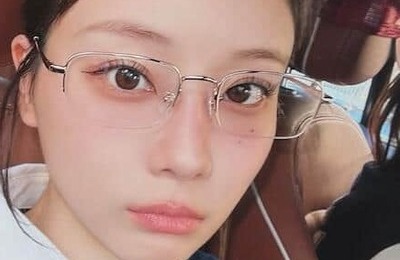 重盛さと美「髪の毛切りましたっ」＆へそ出しコーデで衝撃的かわいさ　「もう全部が可愛すぎる」「たまらん」