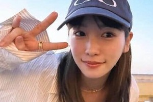 川栄李奈、ふわふわ白レースの超ミニのコーデで神スタイル炸裂　二度見必須の街撮りショット...ドキっ