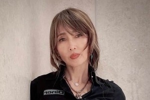 工藤静香「お風呂前に、久しぶりのダラエク」を公開　トレーニング姿に称賛の声「体幹が完璧」「惚れ惚れします」