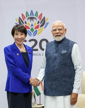 G20ヨハネスブルグ・サミットで握手する高市早苗首相（左）とインドのモディ首相（右）。