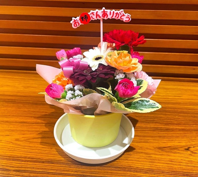 鈴木憲和農水相が高市早苗首相に贈った花。「お母さんありがとう」の「母」の部分に「姉」のシール