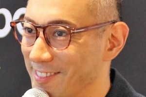 「麻央ママにそっくり」「すごいイケメン」大反響...市川團十郎の13歳長男・勸玄くん、東京タワー前でニッコリ
