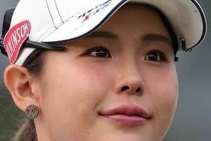 女子ゴルフの吉田優利、デニムのミニスカ×黒キャミで「激カワ」ショット　ゴルフウェア姿と雰囲気変わって