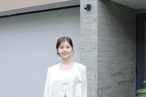 今井美桜、肩出しさわやかノースリブラウス＆振り向き笑顔で超キュート　「可愛いさスーパーパーフェクト」
