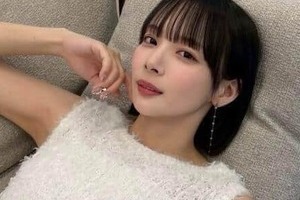 「役満ボディー」岡田紗佳、肩出しノースワンピで色気漂う横顔ショット　「か、可愛すぎます」「世界一可愛い」