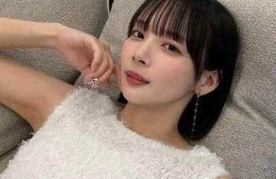 「役満ボディー」岡田紗佳、肩出しノースワンピで色気漂う横顔ショット　「か、可愛すぎます」「世界一可愛い」