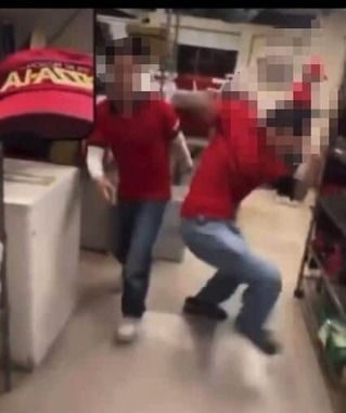 拡散された動画の一コマ。店員の迷惑行為が問題になった（編集部で一部モザイク加工）