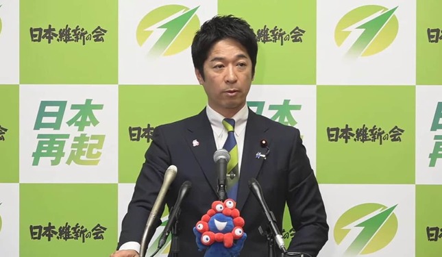 名刺問題に答える藤田文武氏（記者会見の動画から）