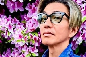 木村拓哉、「シュプリーム」Tシャツでかっこよすぎ　国民的スターのオーラダダ漏れなモノクロ自撮りショット