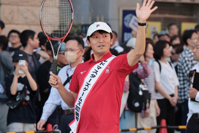 パレードで手を振る斎藤元彦知事（5月17日、神戸市中央区）