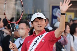 「招かれてないよ」斎藤知事「神戸まつり」パレード参加に反対派が抗議　「何のデモなん」戸惑う一般客も