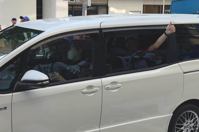 サムズアップをし、会場を後にする斎藤知事（5月17日、神戸市中央区）