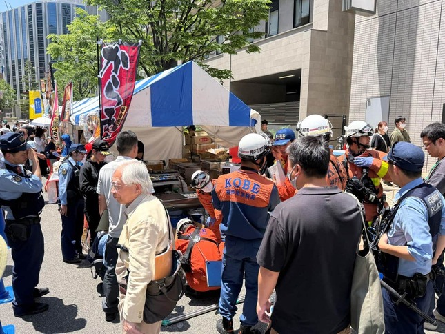 警察や消防など関係者が屋台周辺を調べていた（5月17日、神戸市中央区）