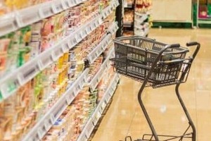 名物「アキダイ」秋葉社長もモノクロに？　ナフサ危機で野菜パック袋のカラー印刷を節約