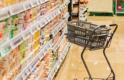 名物「アキダイ」秋葉社長もモノクロに？　ナフサ危機で野菜パック袋のカラー印刷を節約
