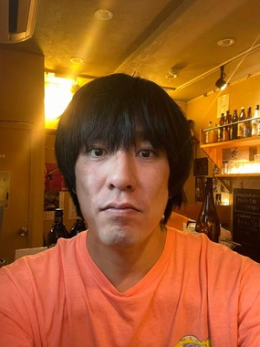 高畑雄太さんの近影。4月2日にXで公開した