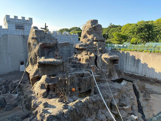 市川市動植物園のサル山（動植物園のXより）。侵入者2人が警察に引き渡された