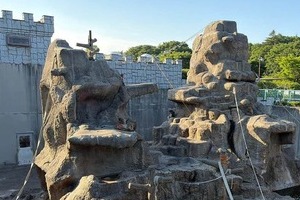 子猿のパンチで人気の市川市動植物園「サル山に侵入者」　謎の着ぐるみ男、 その正体は？