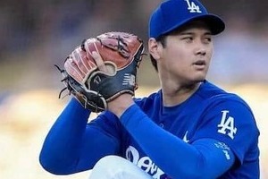 大谷翔平の愛犬デコピン、イチゴのったバースデーケーキをモグモグと...3歳の誕生日　「いつ見ても可愛い」