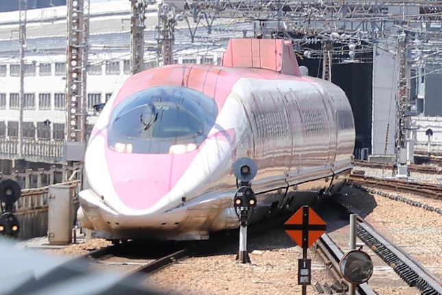 こだま942号として新大阪駅に入線する「ハローキティ新幹線」