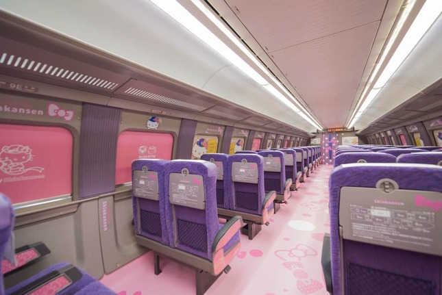 2号車は窓もキティちゃんが彩った（JR西日本提供）