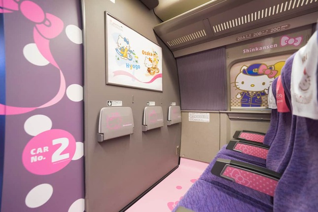 2号車はヘッドカバーにもキティちゃん（JR西日本提供）