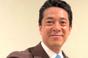 吉本新喜劇・西川忠志58歳、隠しきれないムキムキ腕のぞかせて...電車移動中　「めちゃマッチョ」「腕、凄すぎ」