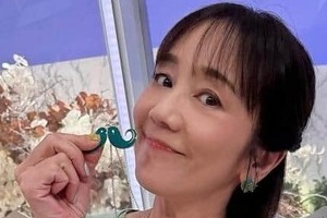 西田ひかる、さわやか花柄ブルーのスカート×ヒールで...変わらぬ美貌にドキっ　「オーラが凄い」「カワイイ！」