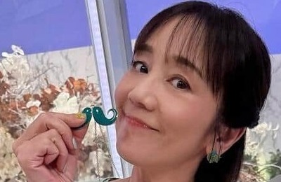 西田ひかる、さわやか花柄ブルーのスカート×ヒールで...変わらぬ美貌にドキっ　「オーラが凄い」「カワイイ！」