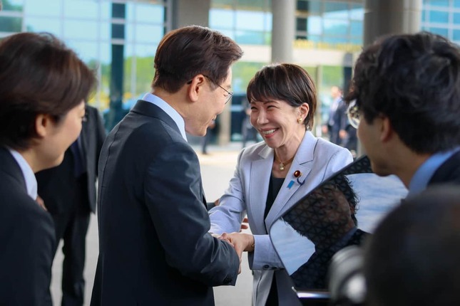 高市早苗首相（左）を出迎える韓国の李在明大統領（右）（写真は首相官邸ウェブサイトから）