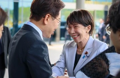 内閣広報室、高市首相＆韓国・李在明大統領の仲良しメガネ2ショ公開　「すかさず拝借して、、、パチリ」
