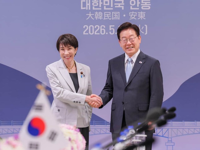 笑顔で握手を交わす両首脳（写真は首相官邸ウェブサイトから）