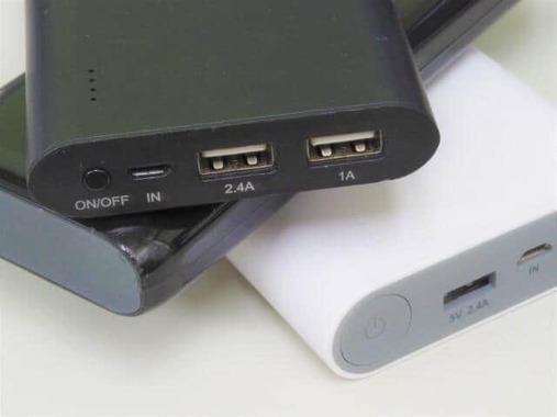 モバイルバッテリーの扱いには注意が必要だ（社員はイメージ。今回の事案のものではありません）