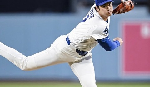 大谷翔平、グレーのジャケット×パンツの私服コーデで球場入り　「やっぱ格好いい！！」スターの貫禄ダダ漏れ