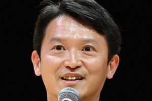 兵庫・斎藤知事会見、頭上の「女優ライト」に記者注目...珍質問にX騒然