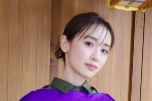 泉里香、水色の花柄ワンピでカワイイがダダ漏れ...「すんげぇ可愛い」「美し過ぎます」　夫はサッカー日本代表