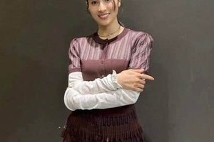 土屋太鳳、紺と白の美しい着物姿で上品なたたずまい...雰囲気変わって　「ステキすぎます」「美しい！」「完璧！」