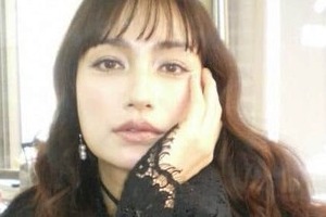 佐田真由美、タイトなスカートあわせ...色気ダダ漏れ　爆イケなサングラス姿「カッコイイ！！」神スタイル炸裂