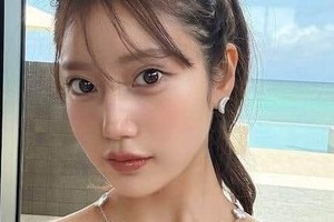 「令和の峰不二子」阿部なつき、シンプルなタンクトップ姿でニースをお散歩　「絵になる可愛さ」「かわいすぎるー」