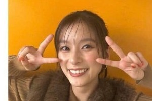 芳根京子、ふわふわミニスカ×ジャケットのコーデでおなかチラリ　「安定の可愛さ」「かわいいのにかっこいい」