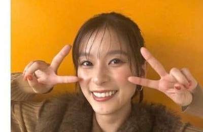 芳根京子、ふわふわミニスカ×ジャケットのコーデでおなかチラリ　「安定の可愛さ」「かわいいのにかっこいい」