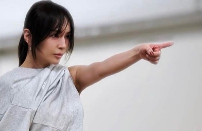 浜崎あゆみ、ヘソ出しハーフトップ姿で手を振って...変わらぬかわいさにメロメロ　「キレイさが増してる」悶絶
